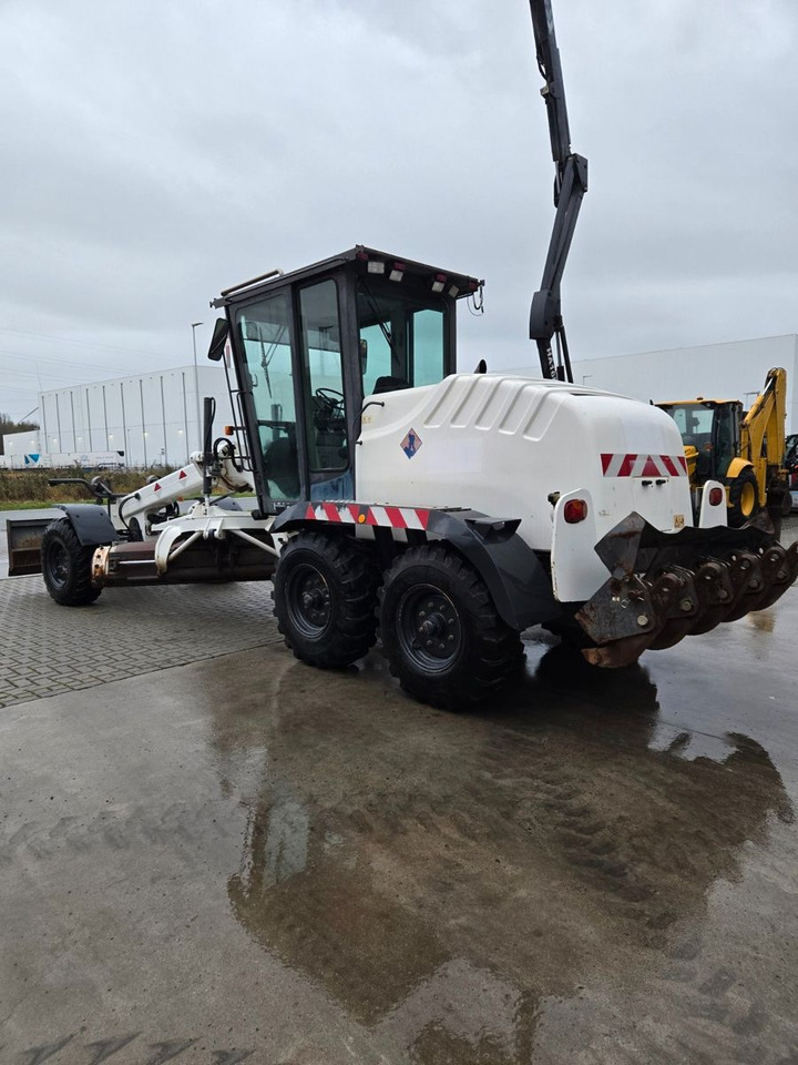 New Holland F106.6 - Γκρέιντερ: φωτογραφία 4 New Holland F106.6 - Γκρέιντερ: φωτογραφία 4