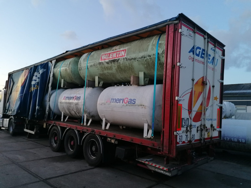 Curtain semi-trailer with used aboveground 2700 &4850L tanks Gas, Gaz, LPG, GPL, Propane, Butane tank ID 8.370 - Επικαθήμενο βυτίο: φωτογραφία 1 Curtain semi-trailer with used aboveground 2700 &4850L tanks Gas, Gaz, LPG, GPL, Propane, Butane tank ID 8.370 - Επικαθήμενο βυτίο: φωτογραφία 1