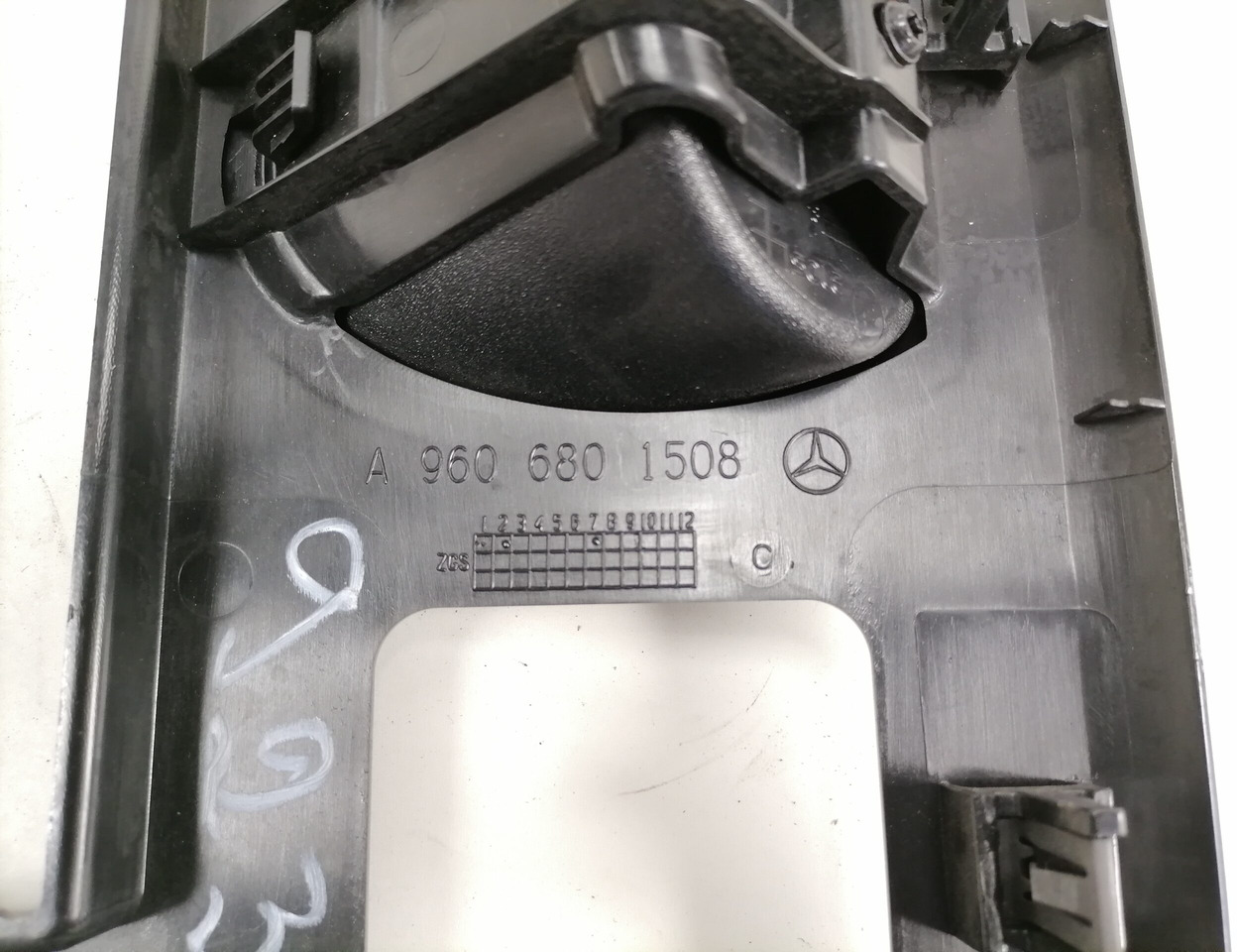 Mercedes-Benz Salongi plastik A9606801508 - Γενικό ανταλλακτικό για Φορτηγό: φωτογραφία 3 Mercedes-Benz Salongi plastik A9606801508 - Γενικό ανταλλακτικό για Φορτηγό: φωτογραφία 3