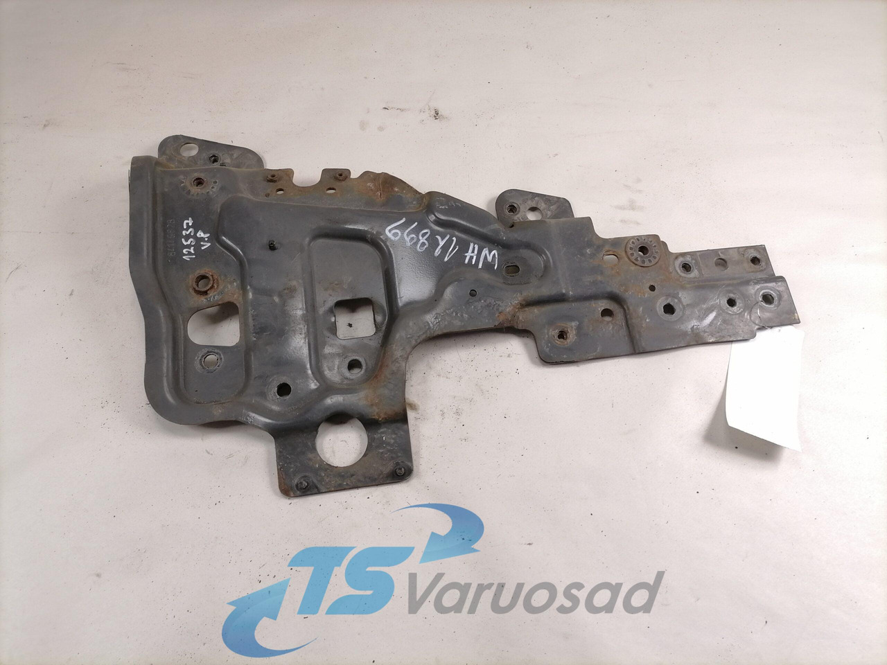 Volvo light bracket 84146828 - Φωτισμός για Φορτηγό: φωτογραφία 2 Volvo light bracket 84146828 - Φωτισμός για Φορτηγό: φωτογραφία 2