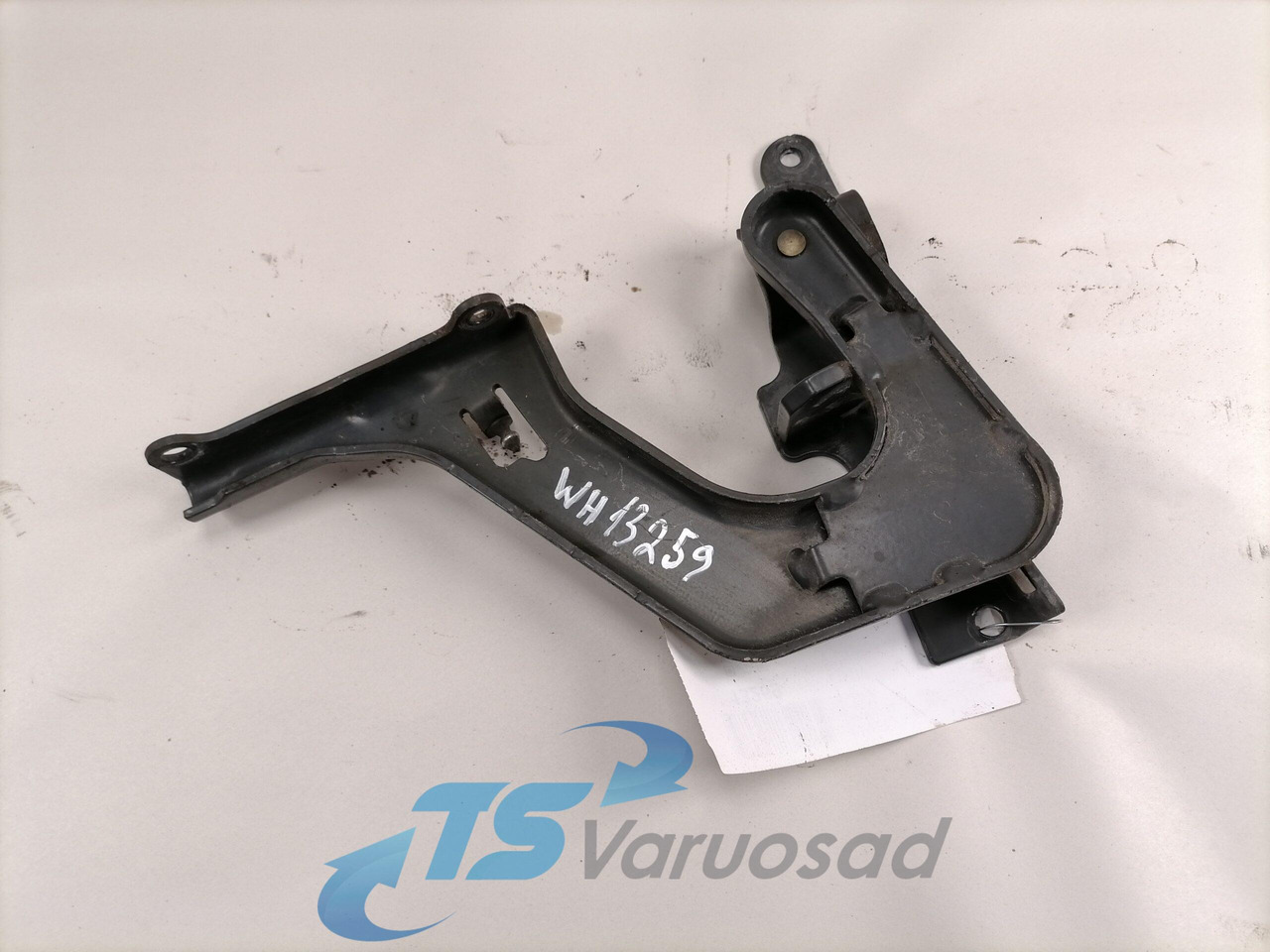 Volvo lower grille carrier hinge 84104142 - Μάσκα ψυγείου για Φορτηγό: φωτογραφία 2 Volvo lower grille carrier hinge 84104142 - Μάσκα ψυγείου για Φορτηγό: φωτογραφία 2