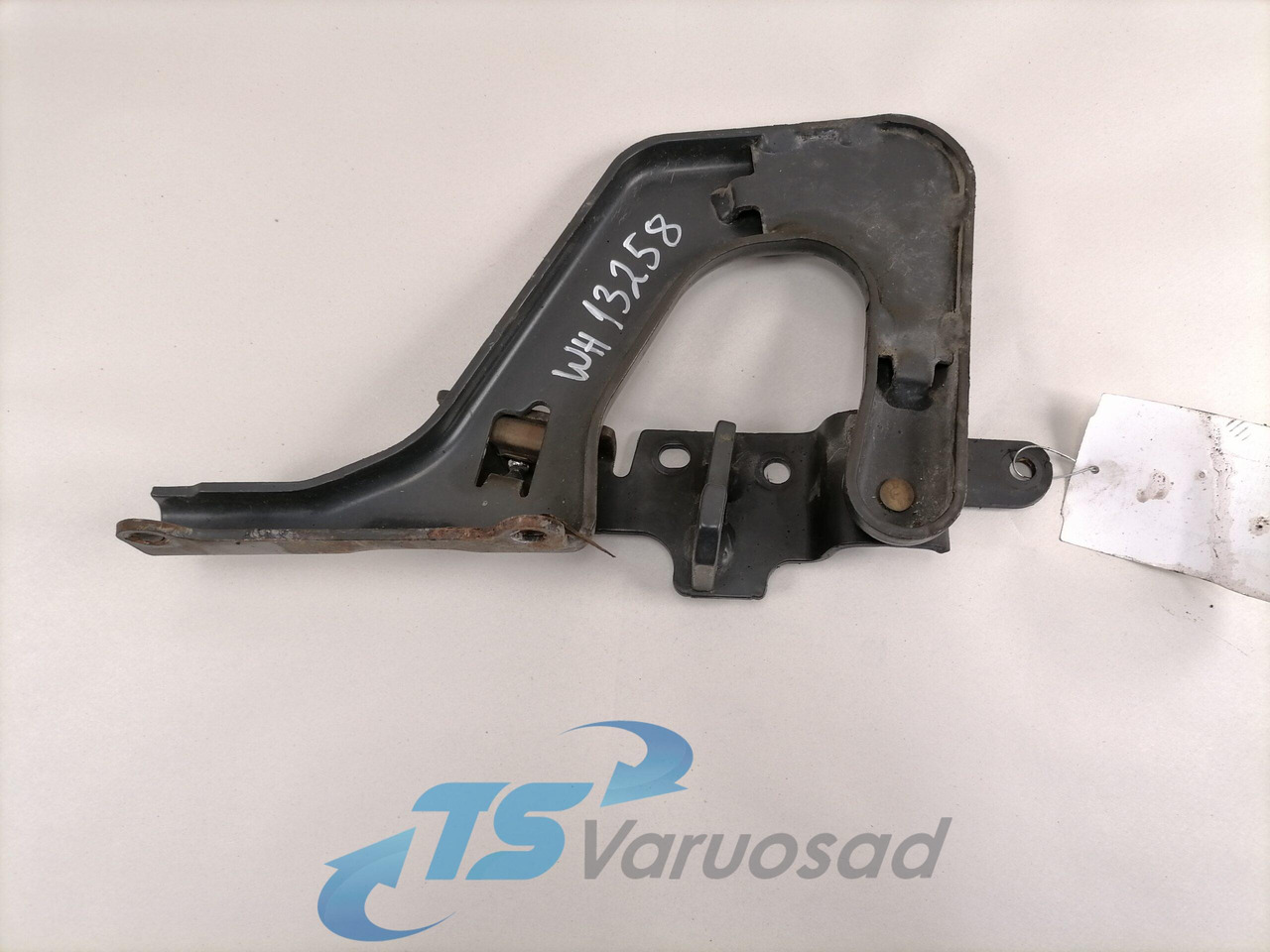 Volvo lower grille carrier hinge 84104144 - Μάσκα ψυγείου για Φορτηγό: φωτογραφία 3 Volvo lower grille carrier hinge 84104144 - Μάσκα ψυγείου για Φορτηγό: φωτογραφία 3