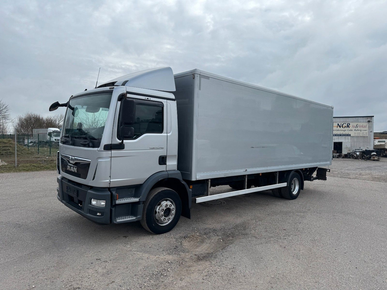 MAN 15.290 4X2 Koffer mit Hebebühne AHK - Φορτηγό κόφα: φωτογραφία 1 MAN 15.290 4X2 Koffer mit Hebebühne AHK - Φορτηγό κόφα: φωτογραφία 1