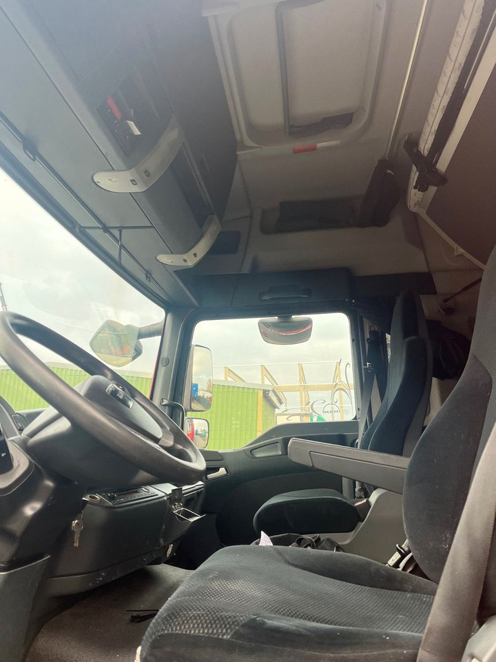 Interior photo 1: Φορτηγό μουσαμάς MAN 8.220 4X2 Pritschenwagen