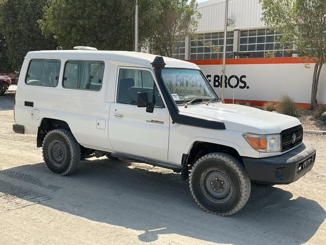 Toyota Land Cruiser - Αυτοκίνητο: φωτογραφία 1 Toyota Land Cruiser - Αυτοκίνητο: φωτογραφία 1