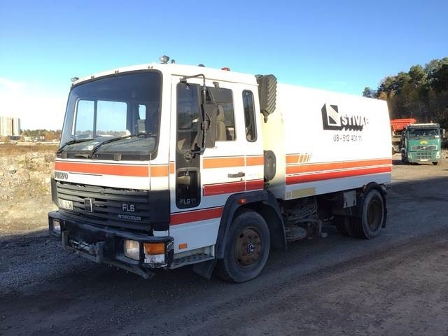 Volvo FL611 - Σάρωθρο δρόμων: φωτογραφία 1 Volvo FL611 - Σάρωθρο δρόμων: φωτογραφία 1