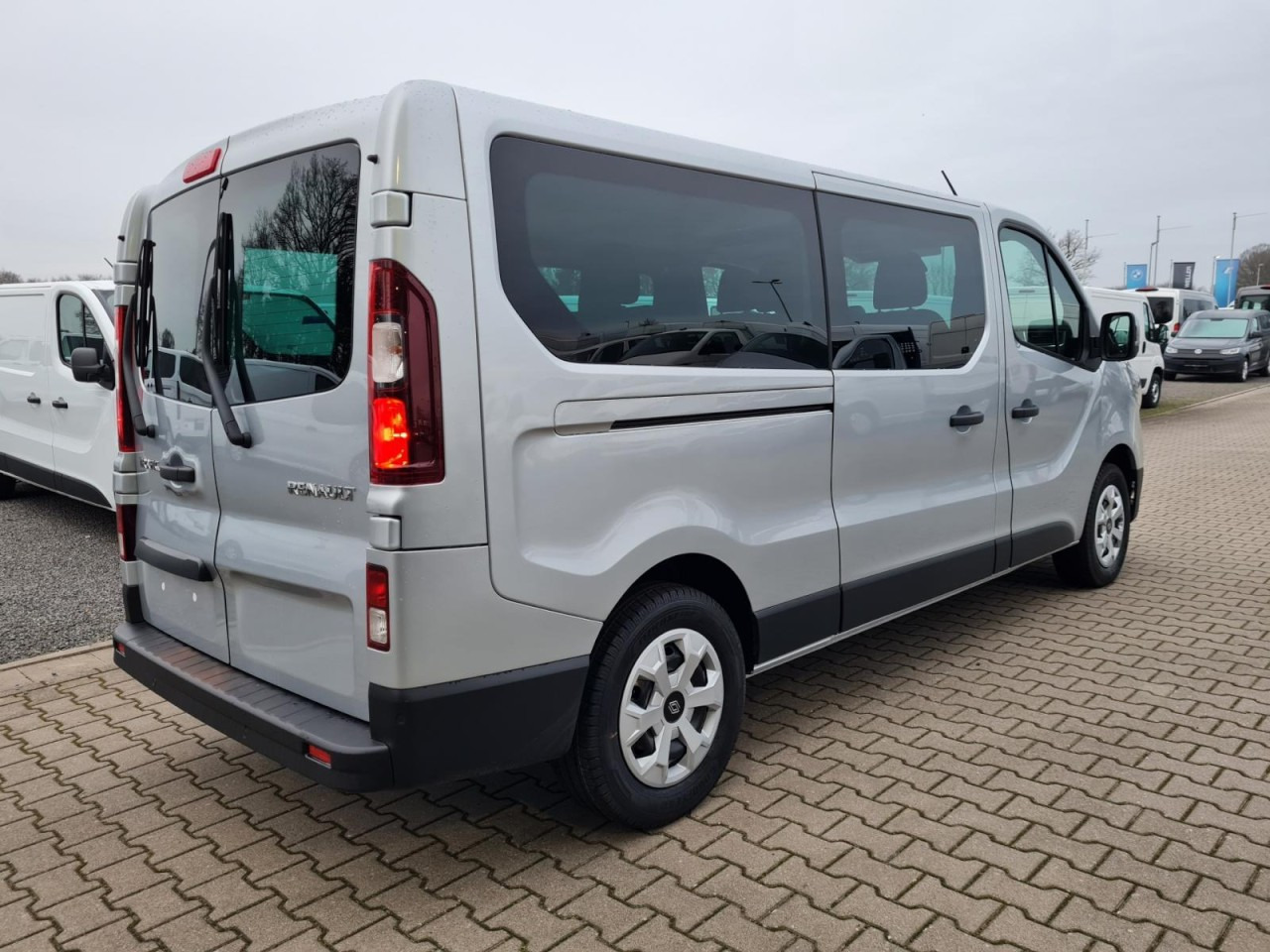 Renault Trafic Kombi 9-Sitze L2 Grand Equilibre KLIMA TEMPOMAT - Διπλοκάμπινο ελαφρύ επαγγελματικό: φωτογραφία 5 Renault Trafic Kombi 9-Sitze L2 Grand Equilibre KLIMA TEMPOMAT - Διπλοκάμπινο ελαφρύ επαγγελματικό: φωτογραφία 5