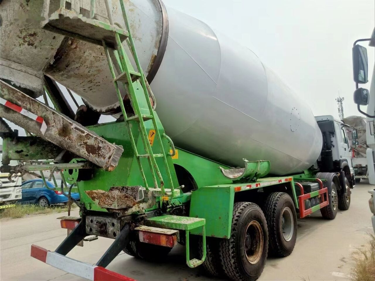 Sinotruk HOWO 8*4 Concrete mixer truck - Μπετονιέρα φορτηγό: φωτογραφία 3 Sinotruk HOWO 8*4 Concrete mixer truck - Μπετονιέρα φορτηγό: φωτογραφία 3