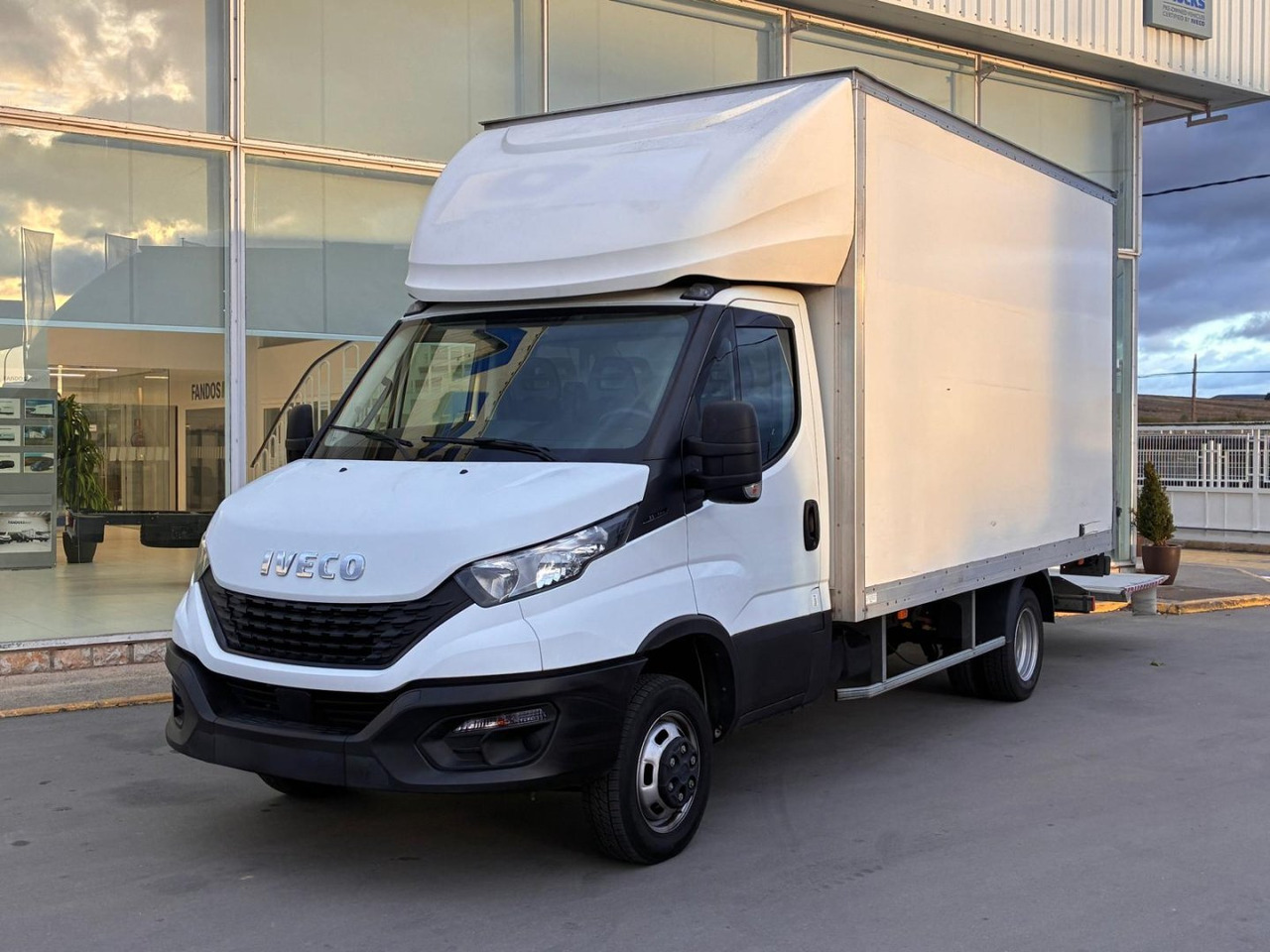 Caja cerrada IVECO 35C14 20m3 con puertas traseras y rampa elevadora - Επαγγελματικό αυτοκίνητο κόφα: φωτογραφία 1 Caja cerrada IVECO 35C14 20m3 con puertas traseras y rampa elevadora - Επαγγελματικό αυτοκίνητο κόφα: φωτογραφία 1
