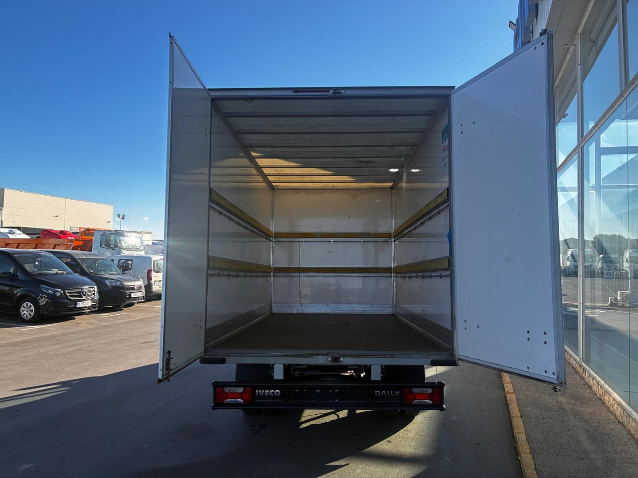Caja cerrada IVECO 35C16 20m3 con puertas traseras - Επαγγελματικό αυτοκίνητο κόφα: φωτογραφία 5 Caja cerrada IVECO 35C16 20m3 con puertas traseras - Επαγγελματικό αυτοκίνητο κόφα: φωτογραφία 5
