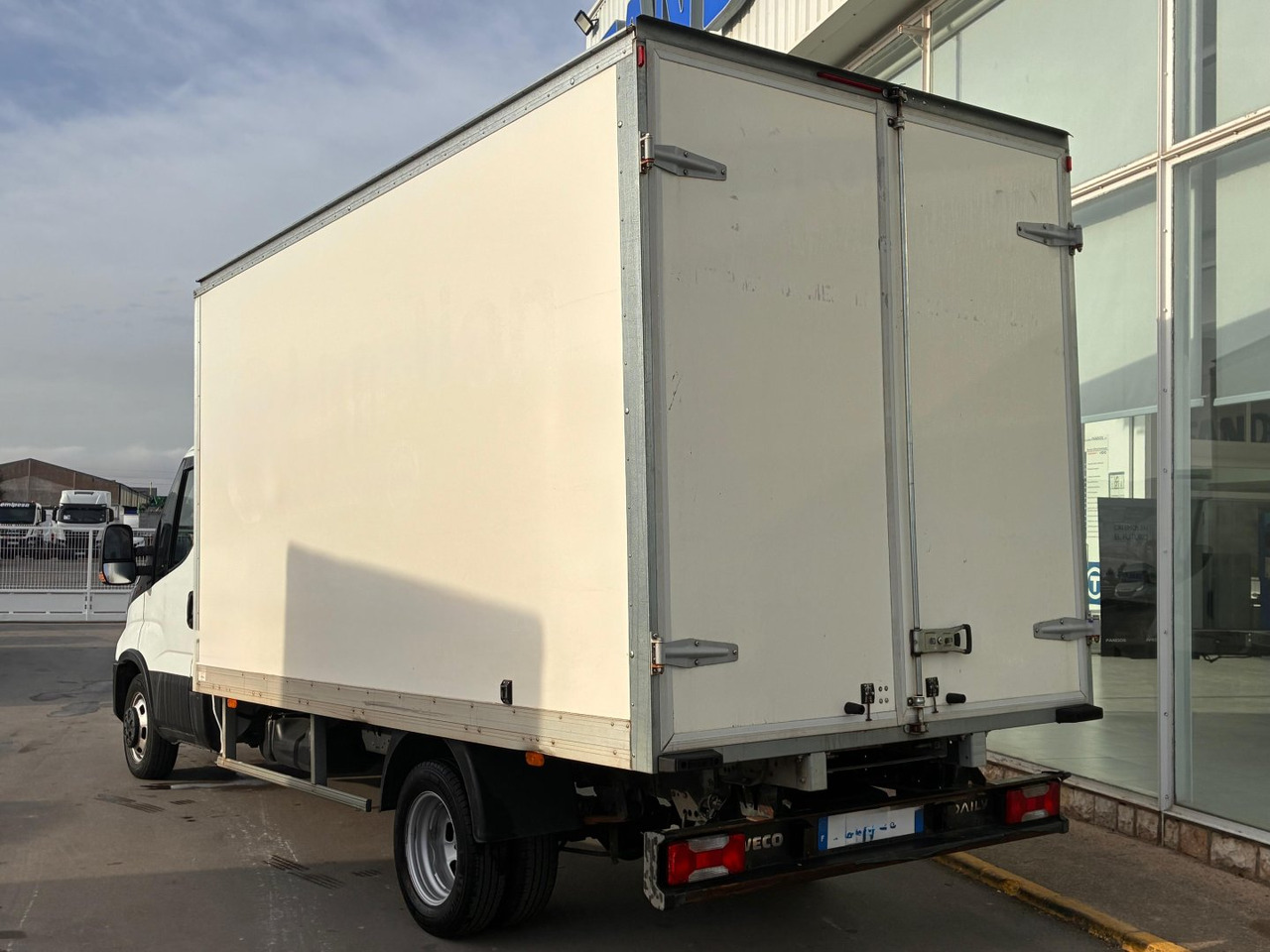 Caja cerrada IVECO 35C16 3.0 20m3 con puertas traseras - Επαγγελματικό αυτοκίνητο κόφα: φωτογραφία 4 Caja cerrada IVECO 35C16 3.0 20m3 con puertas traseras - Επαγγελματικό αυτοκίνητο κόφα: φωτογραφία 4