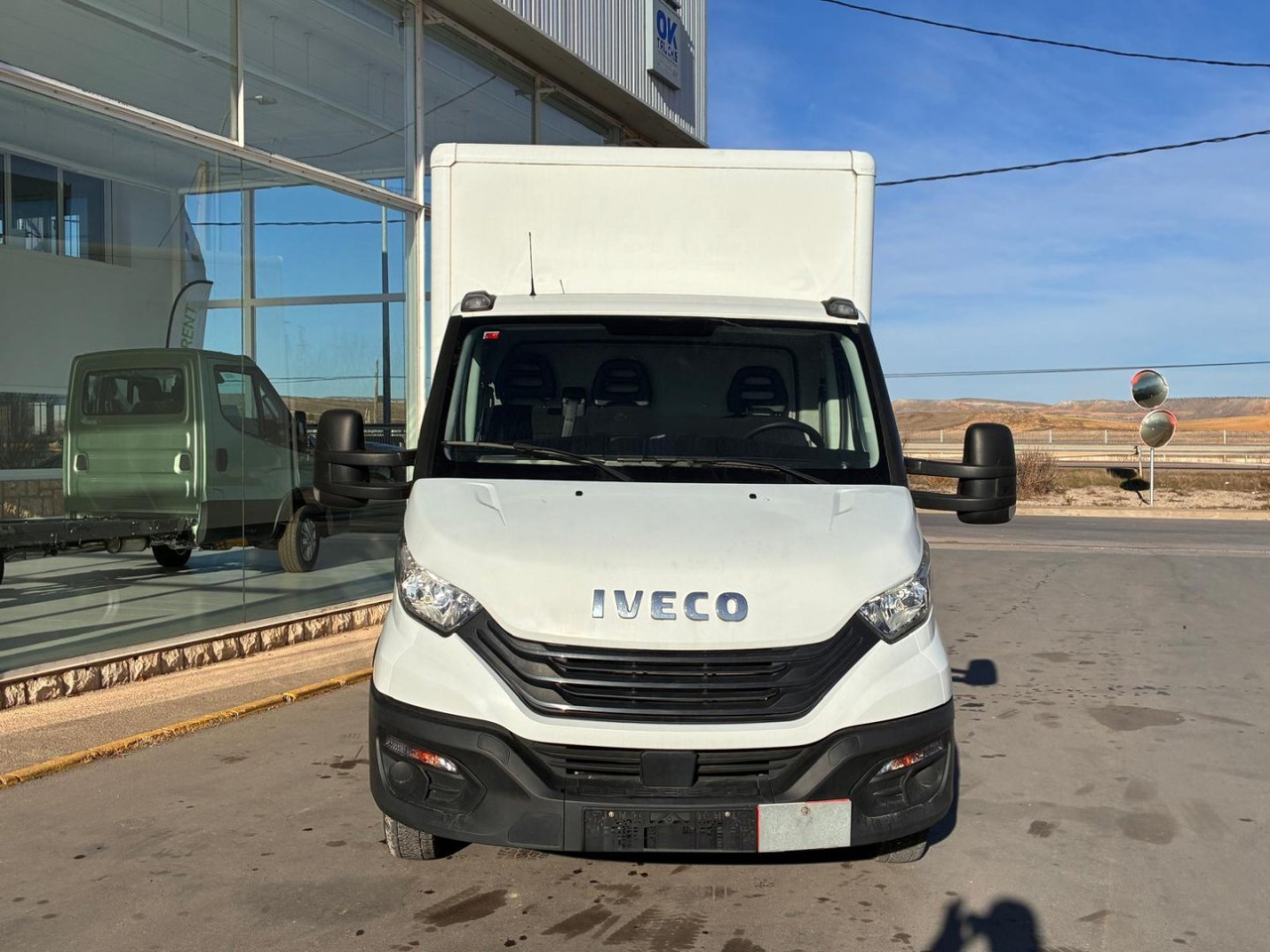 Caja cerrada con plataforma elevadora IVECO 35C16 20m3 - Επαγγελματικό αυτοκίνητο κόφα: φωτογραφία 2 Caja cerrada con plataforma elevadora IVECO 35C16 20m3 - Επαγγελματικό αυτοκίνητο κόφα: φωτογραφία 2