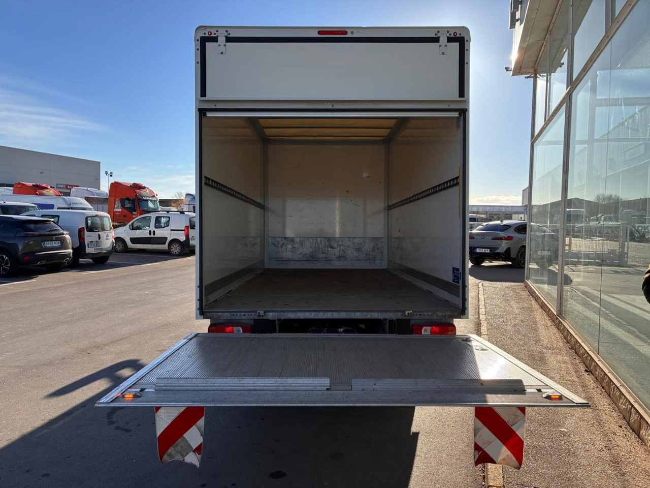 Caja cerrada con plataforma elevadora IVECO 35C16 20m3 - Επαγγελματικό αυτοκίνητο κόφα: φωτογραφία 5 Caja cerrada con plataforma elevadora IVECO 35C16 20m3 - Επαγγελματικό αυτοκίνητο κόφα: φωτογραφία 5