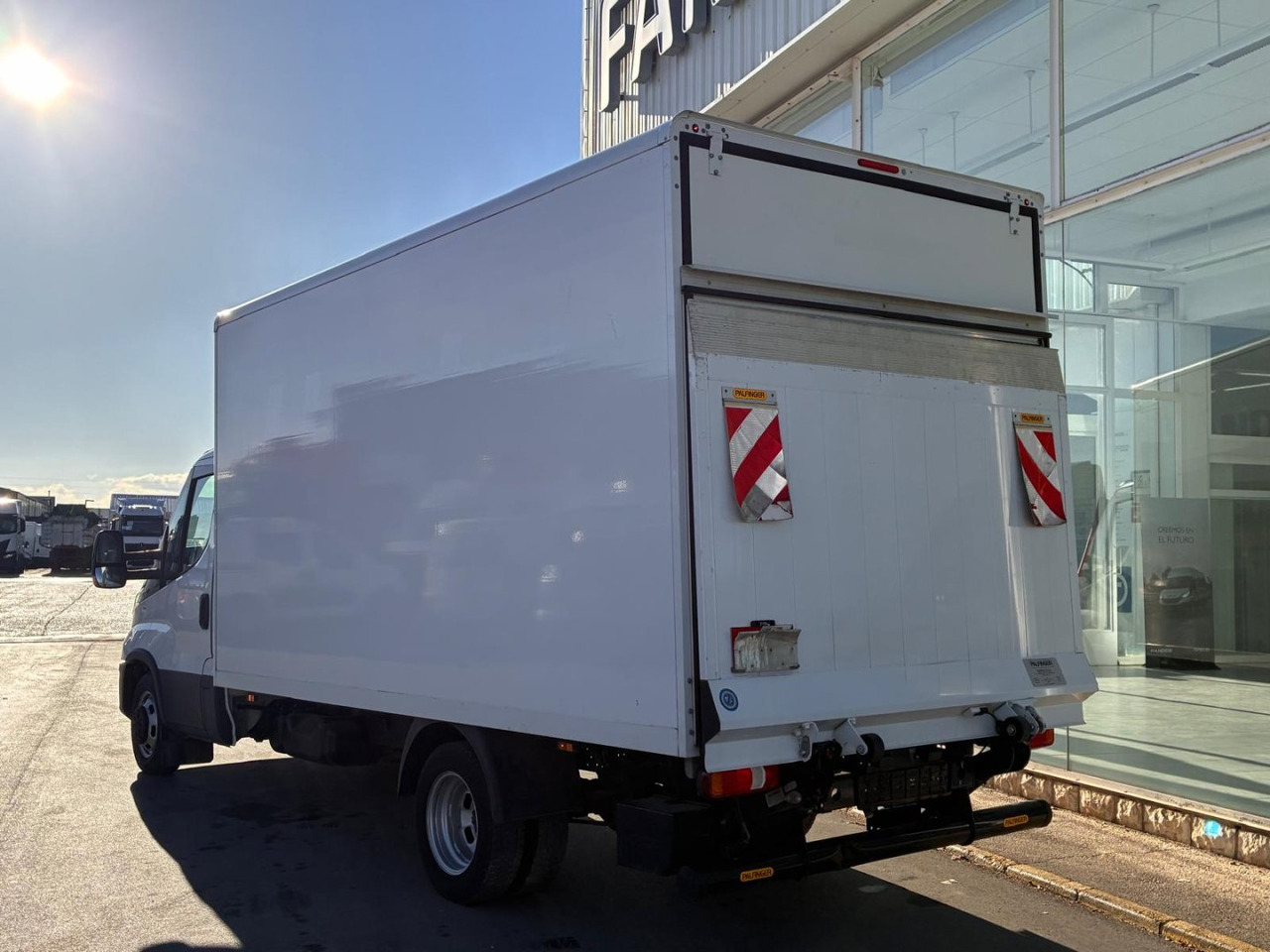 Caja cerrada con plataforma elevadora IVECO 35C16 20m3 - Επαγγελματικό αυτοκίνητο κόφα: φωτογραφία 4 Caja cerrada con plataforma elevadora IVECO 35C16 20m3 - Επαγγελματικό αυτοκίνητο κόφα: φωτογραφία 4