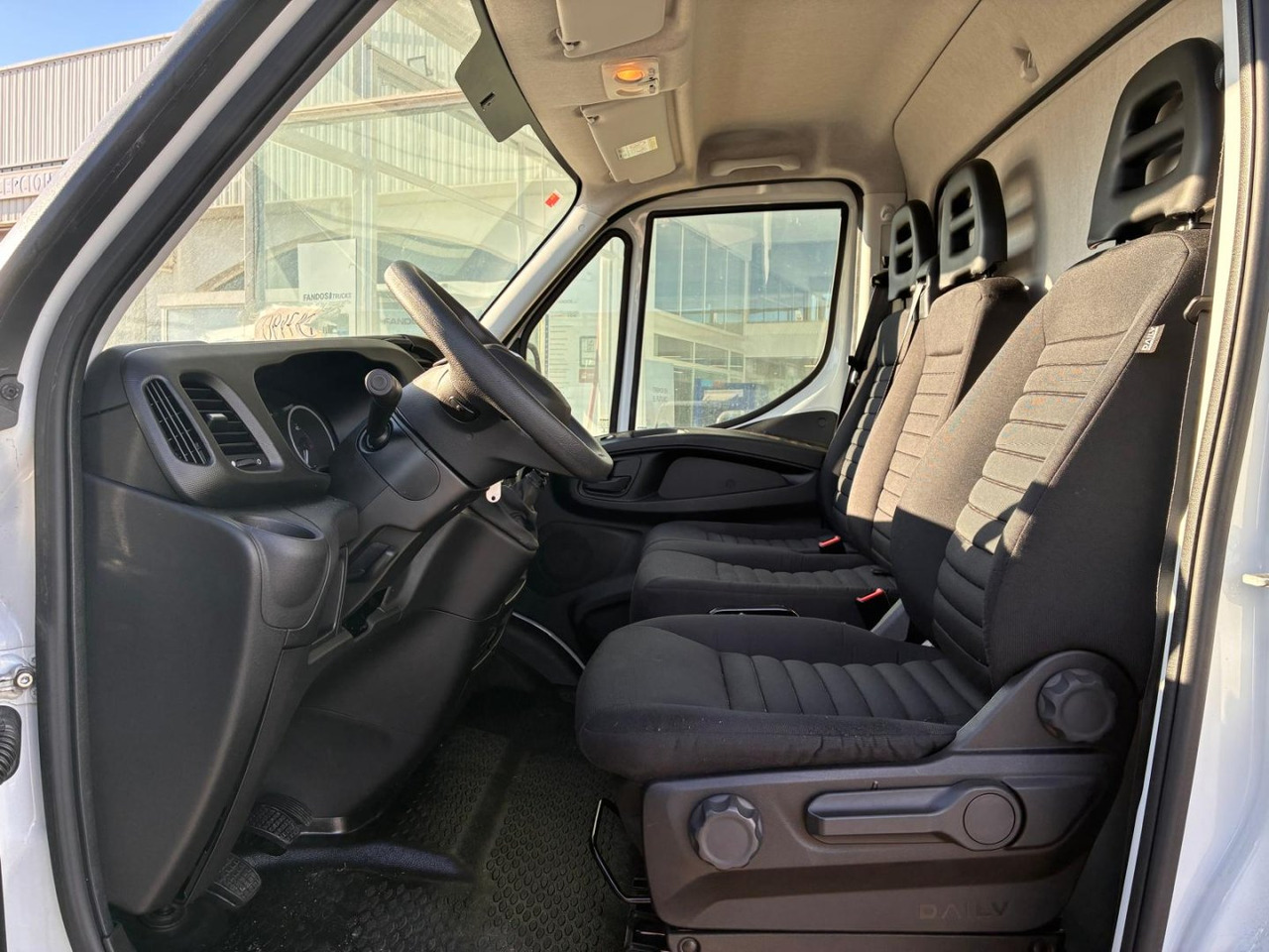 Caja cerrada con plataforma elevadora IVECO 35C16 20m3 - Επαγγελματικό αυτοκίνητο κόφα: φωτογραφία 5 Caja cerrada con plataforma elevadora IVECO 35C16 20m3 - Επαγγελματικό αυτοκίνητο κόφα: φωτογραφία 5