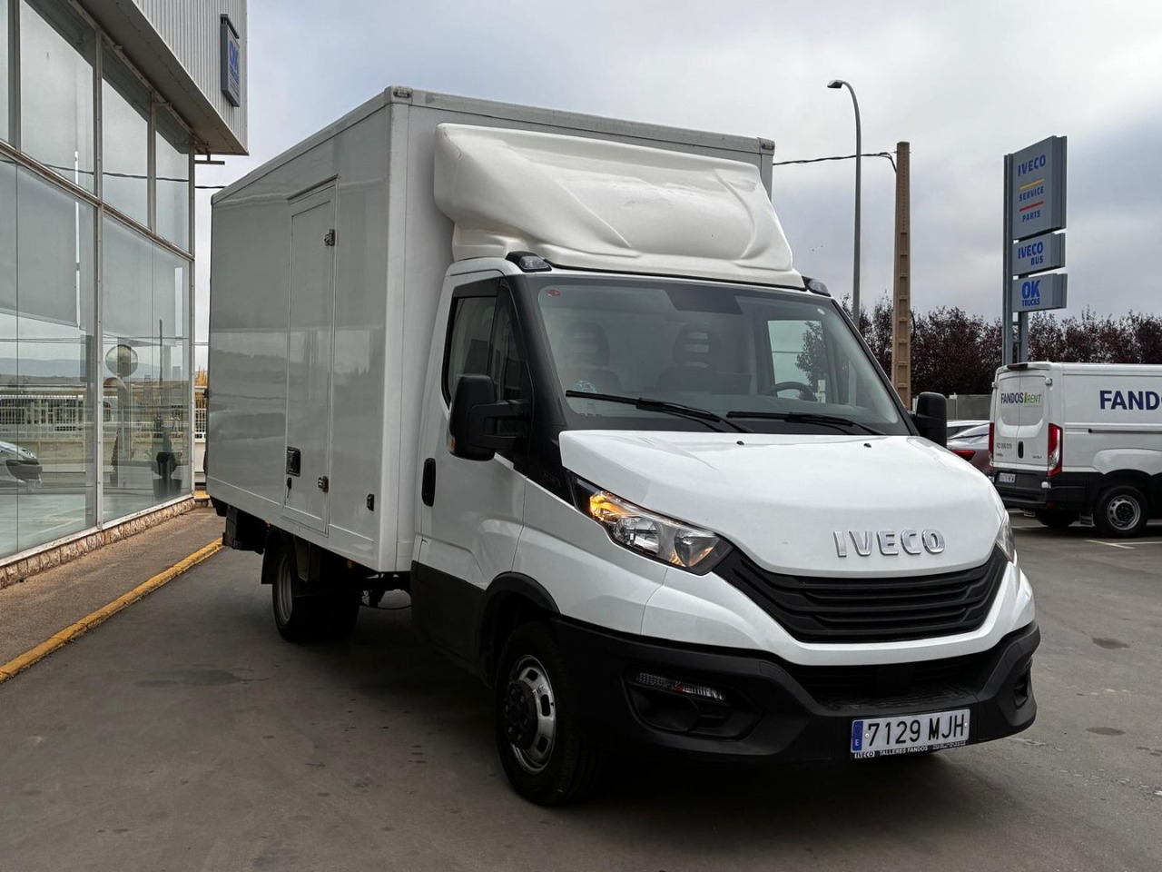 Caja cerrada con plataforma elevadora IVECO 35C16 3.0 20m3 con puerta lateral - Επαγγελματικό αυτοκίνητο κόφα: φωτογραφία 3 Caja cerrada con plataforma elevadora IVECO 35C16 3.0 20m3 con puerta lateral - Επαγγελματικό αυτοκίνητο κόφα: φωτογραφία 3