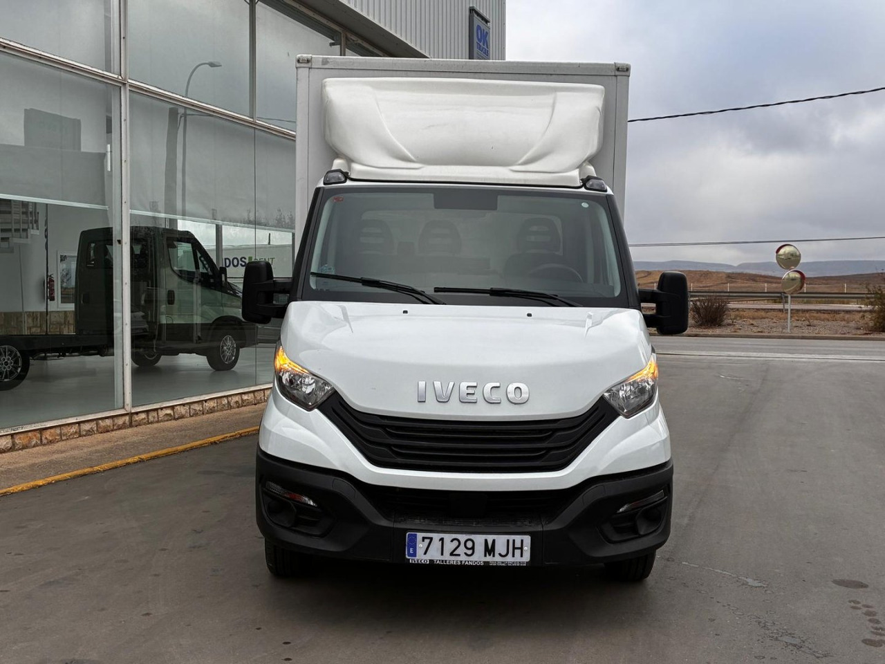 Caja cerrada con plataforma elevadora IVECO 35C16 3.0 20m3 con puerta lateral - Επαγγελματικό αυτοκίνητο κόφα: φωτογραφία 2 Caja cerrada con plataforma elevadora IVECO 35C16 3.0 20m3 con puerta lateral - Επαγγελματικό αυτοκίνητο κόφα: φωτογραφία 2
