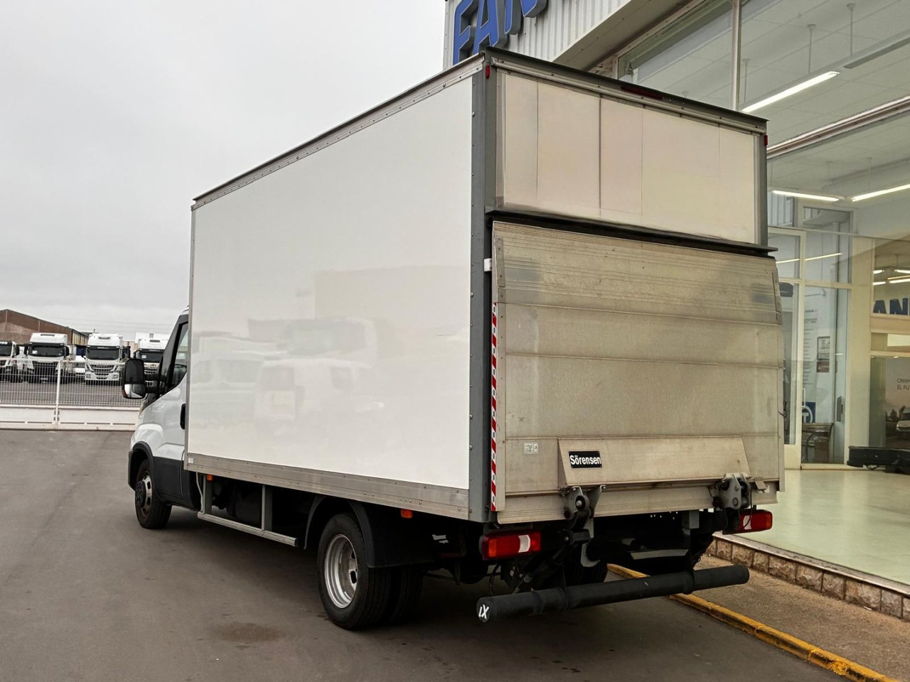 Caja cerrada con plataforma elevadora IVECO 35C16 3.0 20m3 - Επαγγελματικό αυτοκίνητο κόφα: φωτογραφία 4 Caja cerrada con plataforma elevadora IVECO 35C16 3.0 20m3 - Επαγγελματικό αυτοκίνητο κόφα: φωτογραφία 4