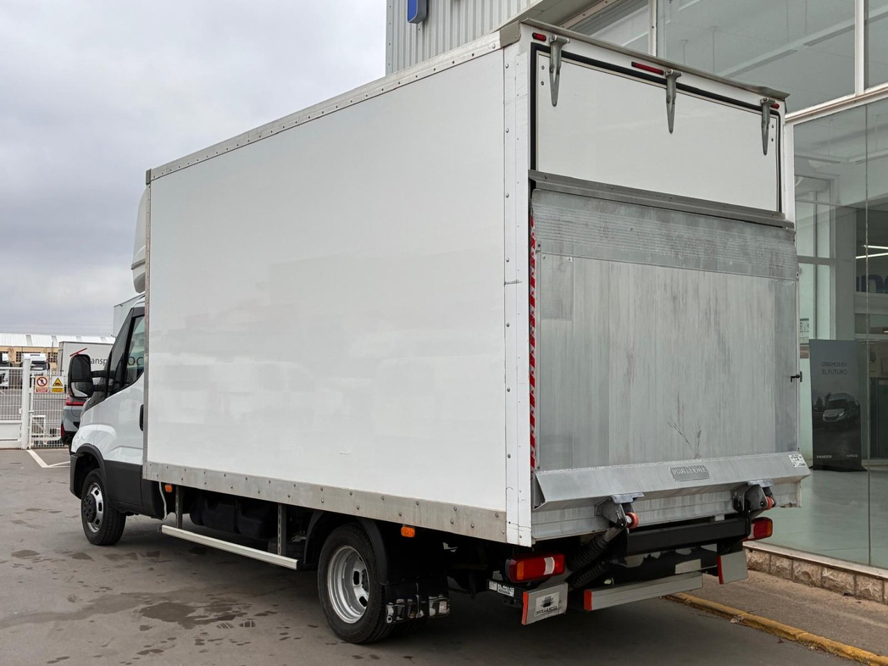Caja cerrada con plataforma elevadora IVECO 35C16 3.0 20m3 - Επαγγελματικό αυτοκίνητο κόφα: φωτογραφία 4 Caja cerrada con plataforma elevadora IVECO 35C16 3.0 20m3 - Επαγγελματικό αυτοκίνητο κόφα: φωτογραφία 4