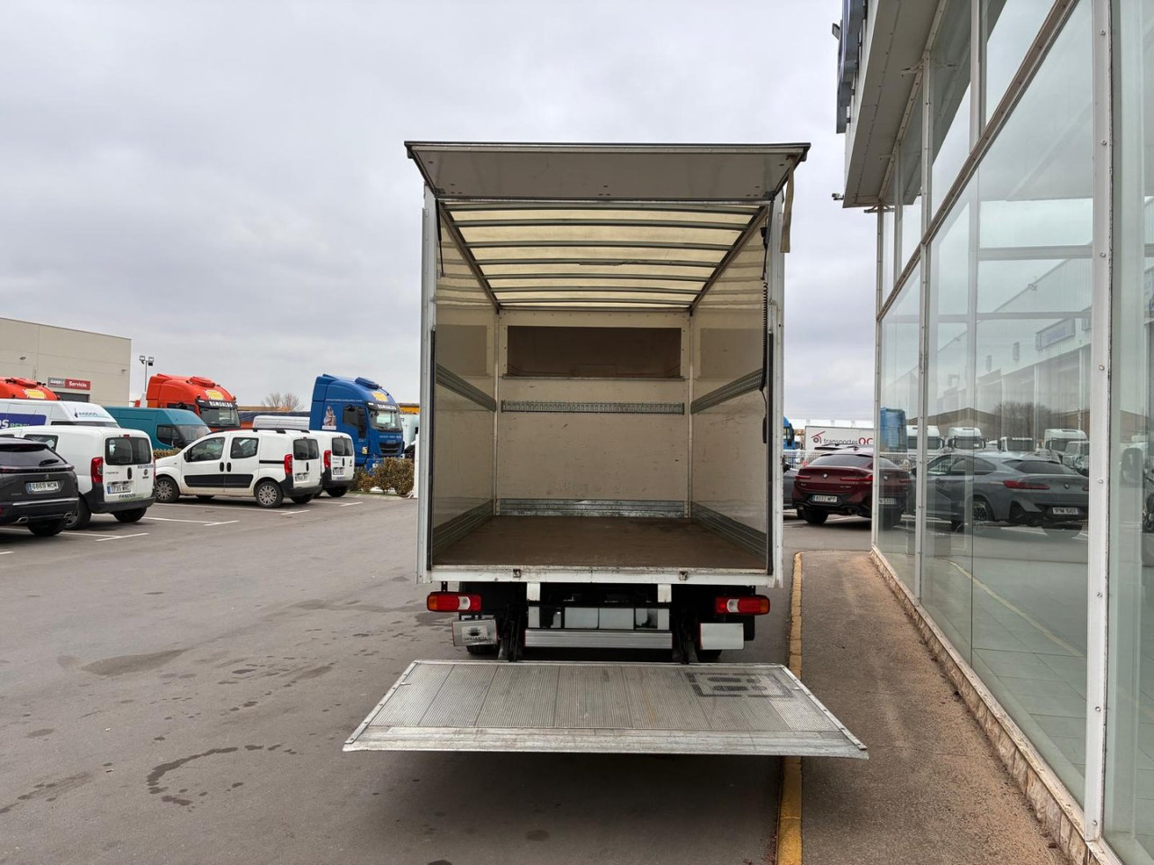 Caja cerrada con plataforma elevadora IVECO 35C16 3.0 20m3 - Επαγγελματικό αυτοκίνητο κόφα: φωτογραφία 5 Caja cerrada con plataforma elevadora IVECO 35C16 3.0 20m3 - Επαγγελματικό αυτοκίνητο κόφα: φωτογραφία 5