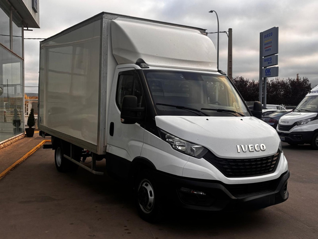 Caja cerrada con plataforma elevadora IVECO 35C16 3.0 20m3 - Επαγγελματικό αυτοκίνητο κόφα: φωτογραφία 3 Caja cerrada con plataforma elevadora IVECO 35C16 3.0 20m3 - Επαγγελματικό αυτοκίνητο κόφα: φωτογραφία 3