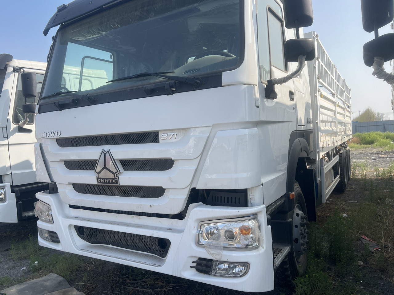 SINOTRUK HOWO 6*4 WITH FENCE - Φορτηγό ανατρεπόμενο: φωτογραφία 1 SINOTRUK HOWO 6*4 WITH FENCE - Φορτηγό ανατρεπόμενο: φωτογραφία 1