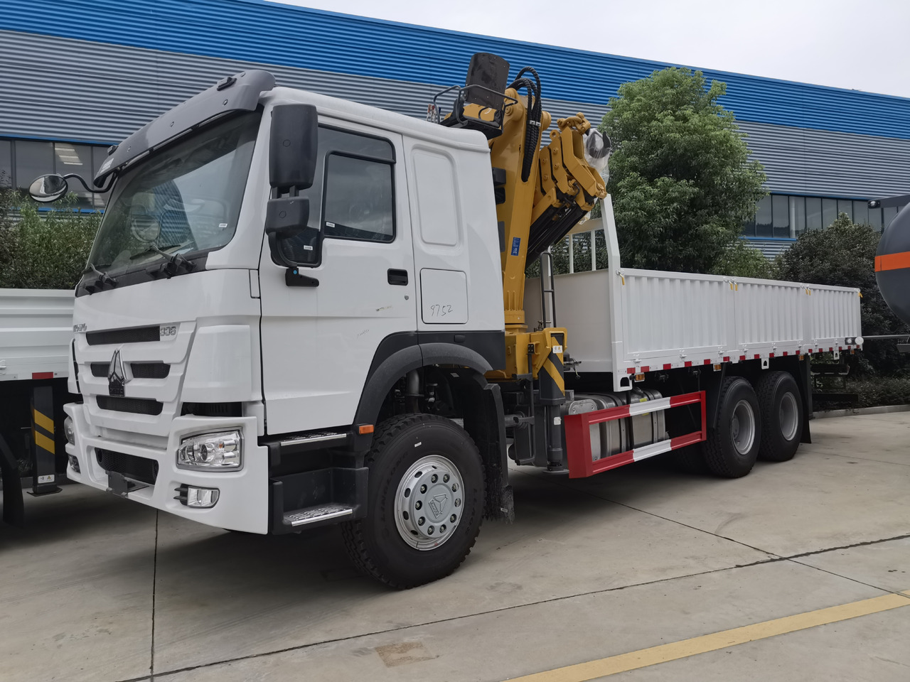 SINOTRUK HOWO 8 TON Knuckle boom truck-mounted crane - Φορτηγό με γερανό: φωτογραφία 4 SINOTRUK HOWO 8 TON Knuckle boom truck-mounted crane - Φορτηγό με γερανό: φωτογραφία 4