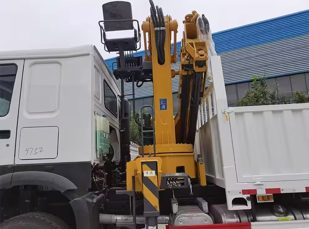 SINOTRUK HOWO 8 TON Knuckle boom truck-mounted crane - Φορτηγό με γερανό: φωτογραφία 2 SINOTRUK HOWO 8 TON Knuckle boom truck-mounted crane - Φορτηγό με γερανό: φωτογραφία 2