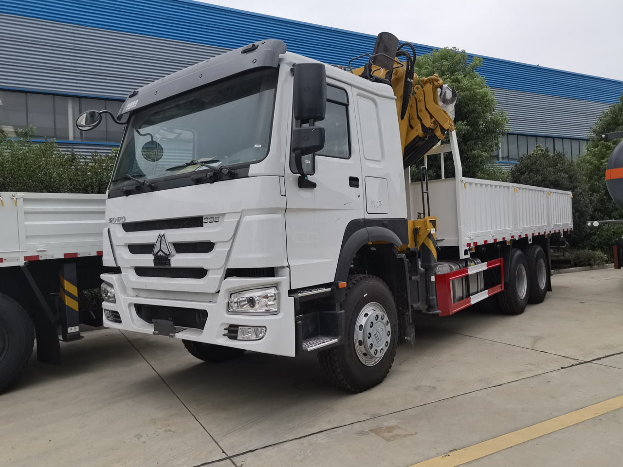 SINOTRUK HOWO 8 TON Knuckle boom truck-mounted crane - Φορτηγό με γερανό: φωτογραφία 1 SINOTRUK HOWO 8 TON Knuckle boom truck-mounted crane - Φορτηγό με γερανό: φωτογραφία 1