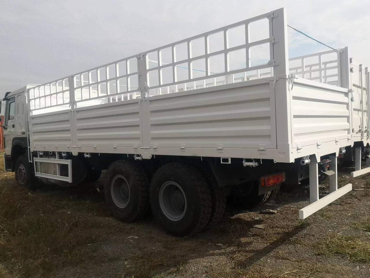 SINOTRUK HOWO LIVESTOCK DUMP TRUCK WITH FENCE 371 375 380 400 420 460 HP - Φορτηγό ανατρεπόμενο: φωτογραφία 3 SINOTRUK HOWO LIVESTOCK DUMP TRUCK WITH FENCE 371 375 380 400 420 460 HP - Φορτηγό ανατρεπόμενο: φωτογραφία 3
