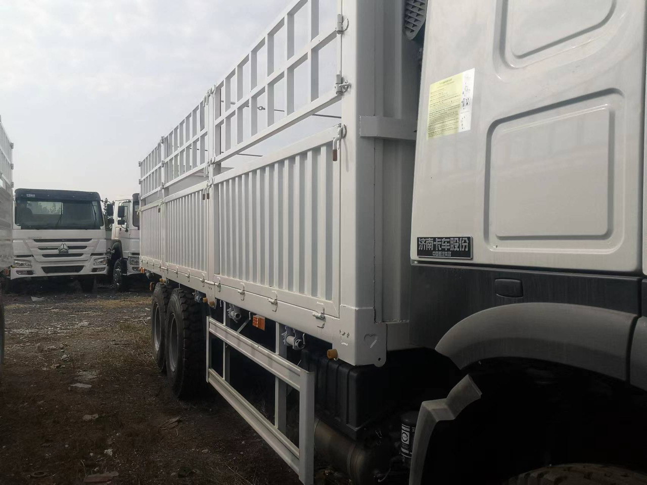 SINOTRUK HOWO LIVESTOCK DUMP TRUCK WITH FENCE 371 375 380 400 420 460 HP - Φορτηγό ανατρεπόμενο: φωτογραφία 5 SINOTRUK HOWO LIVESTOCK DUMP TRUCK WITH FENCE 371 375 380 400 420 460 HP - Φορτηγό ανατρεπόμενο: φωτογραφία 5