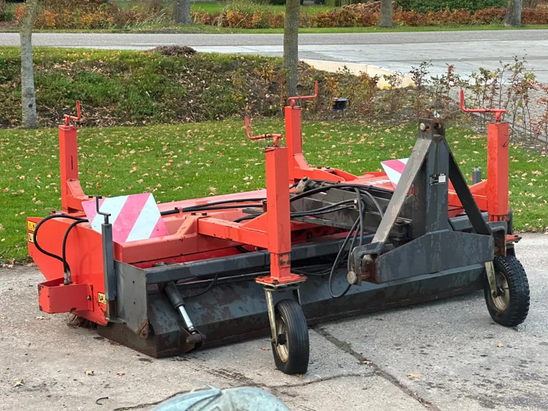 Hekamp Veegmachine met opvangbak Hydraulisch borstel - Τρακτέρ: φωτογραφία 1 Hekamp Veegmachine met opvangbak Hydraulisch borstel - Τρακτέρ: φωτογραφία 1