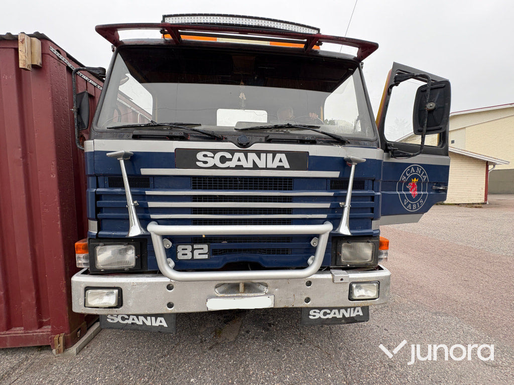 Lastbil - Scania, P82 M 4X2 50 - Φορτηγό φόρτωσης γάντζου: φωτογραφία 4 Lastbil - Scania, P82 M 4X2 50 - Φορτηγό φόρτωσης γάντζου: φωτογραφία 4
