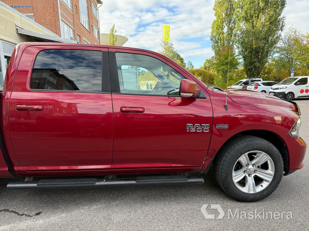Pickup Dodge Ram 1500 Crew Cab 5.7L V8 HEMI - Μικρό βαν: φωτογραφία 4 Pickup Dodge Ram 1500 Crew Cab 5.7L V8 HEMI - Μικρό βαν: φωτογραφία 4
