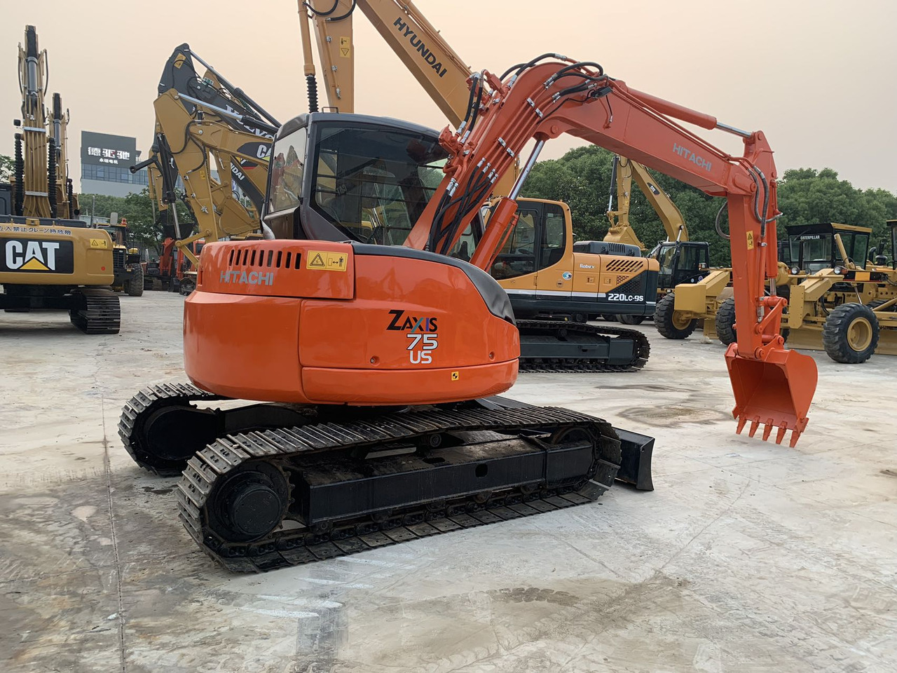Hitachi Tracked Excavator ZX75 with Blade Dozer - Ερπυστριοφόρος εκσκαφέας: φωτογραφία 1 Hitachi Tracked Excavator ZX75 with Blade Dozer - Ερπυστριοφόρος εκσκαφέας: φωτογραφία 1