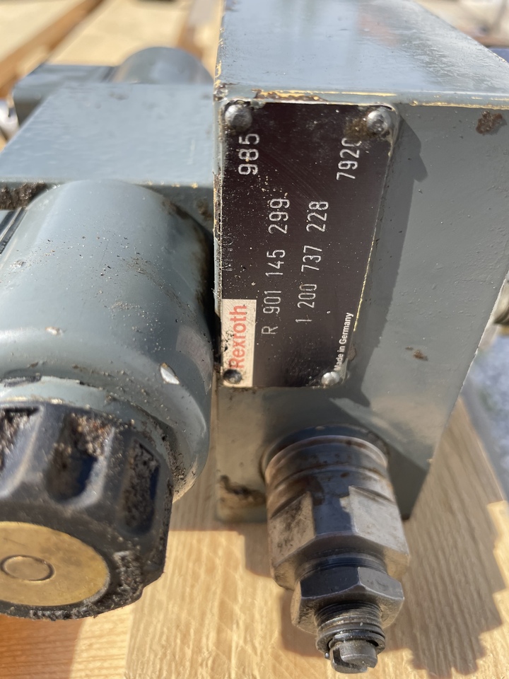 LIEBHERR R906 - Υδραυλική βαλβίδα: φωτογραφία 5 LIEBHERR R906 - Υδραυλική βαλβίδα: φωτογραφία 5