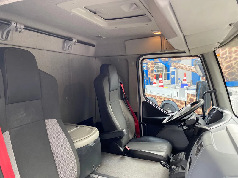 Interior photo 3: Μίσθωση Renault D16.280 / Closed Box / Automatic / Euro 6 Renault D16.280 / Closed Box / Automatic / Euro 6 Interior photo 3: Μίσθωση Renault D16.280 / Closed Box / Automatic / Euro 6 Renault D16.280 / Closed Box / Automatic / Euro 6