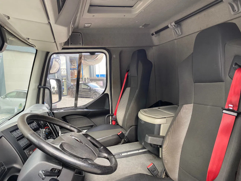 Interior photo 1: Μίσθωση Renault D16.280 / Closed Box / Automatic / Euro 6 Renault D16.280 / Closed Box / Automatic / Euro 6 Interior photo 1: Μίσθωση Renault D16.280 / Closed Box / Automatic / Euro 6 Renault D16.280 / Closed Box / Automatic / Euro 6