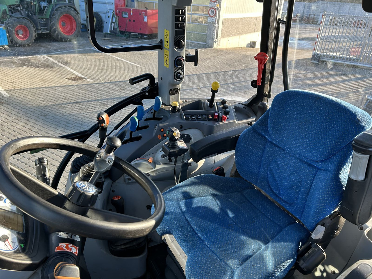 New Holland T 5.105 - Τρακτέρ: φωτογραφία 4 New Holland T 5.105 - Τρακτέρ: φωτογραφία 4