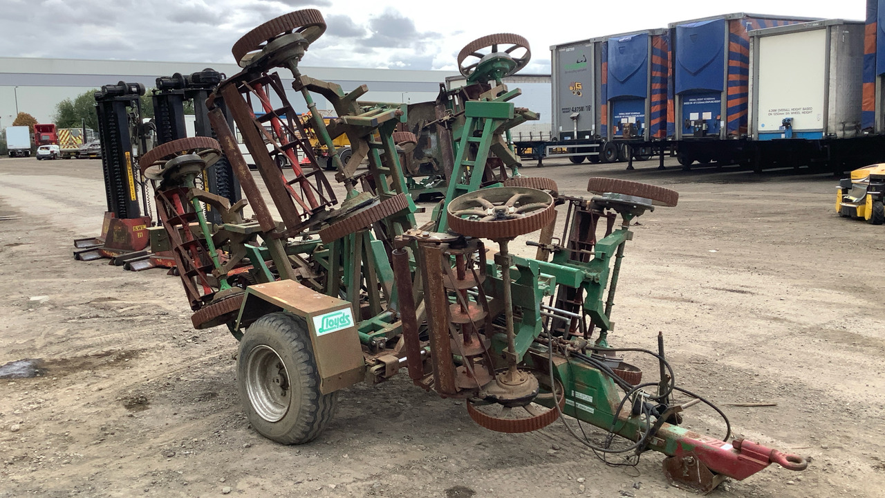 LLOYDS LEDA TRAILED 7 GANG FAIRWAY MOWER - Εξοπλισμού κατασκευών: φωτογραφία 1 LLOYDS LEDA TRAILED 7 GANG FAIRWAY MOWER - Εξοπλισμού κατασκευών: φωτογραφία 1