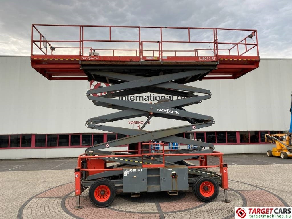 SkyJack SJ9250 RT Diesel 4x4 Scissor 9250 Work Lift 1720cm - Ψαλιδωτό ανυψωτικό: φωτογραφία 5 SkyJack SJ9250 RT Diesel 4x4 Scissor 9250 Work Lift 1720cm - Ψαλιδωτό ανυψωτικό: φωτογραφία 5