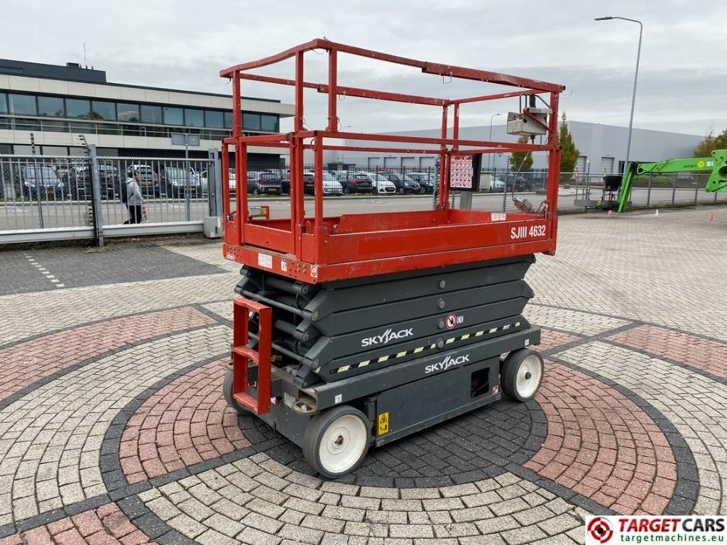 SkyJack SJIII-4632 Electric 4632 Scissor Work Lift 1170cm - Ψαλιδωτό ανυψωτικό: φωτογραφία 3 SkyJack SJIII-4632 Electric 4632 Scissor Work Lift 1170cm - Ψαλιδωτό ανυψωτικό: φωτογραφία 3