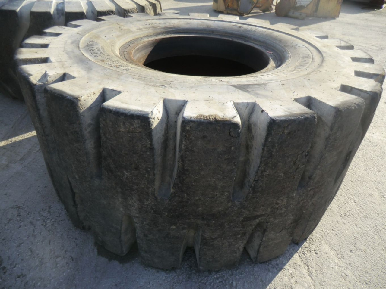 UNITED 35/65-33 L5 Pneumatico misura 35/65-33 L5 passo alto. - Ελαστικό για Κατασκευή μηχανήματα: φωτογραφία 1 UNITED 35/65-33 L5 Pneumatico misura 35/65-33 L5 passo alto. - Ελαστικό για Κατασκευή μηχανήματα: φωτογραφία 1
