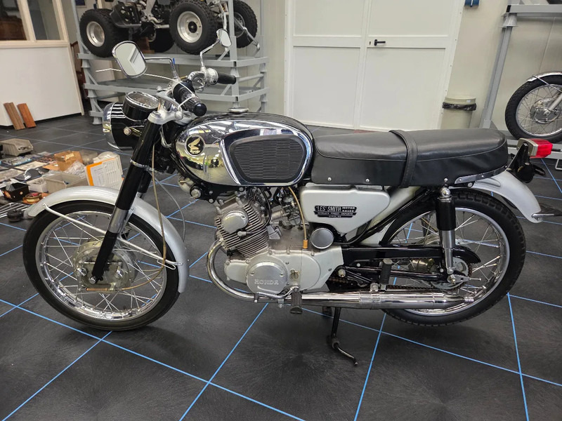 Honda CB160, Honda Dream SA en Honda CL77: 3 oldtimer motorfietsen - Μοτοσικλέτα: φωτογραφία 1 Honda CB160, Honda Dream SA en Honda CL77: 3 oldtimer motorfietsen - Μοτοσικλέτα: φωτογραφία 1