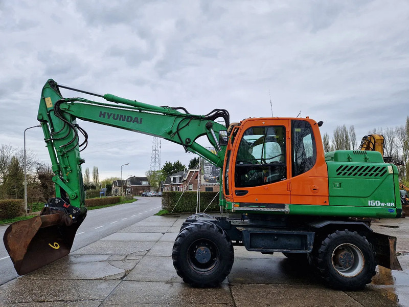 Hyundai Robex 160W-9A met 6-cilinder Cummins motor - Τροχοφόρος εκσκαφέας: φωτογραφία 1 Hyundai Robex 160W-9A met 6-cilinder Cummins motor - Τροχοφόρος εκσκαφέας: φωτογραφία 1