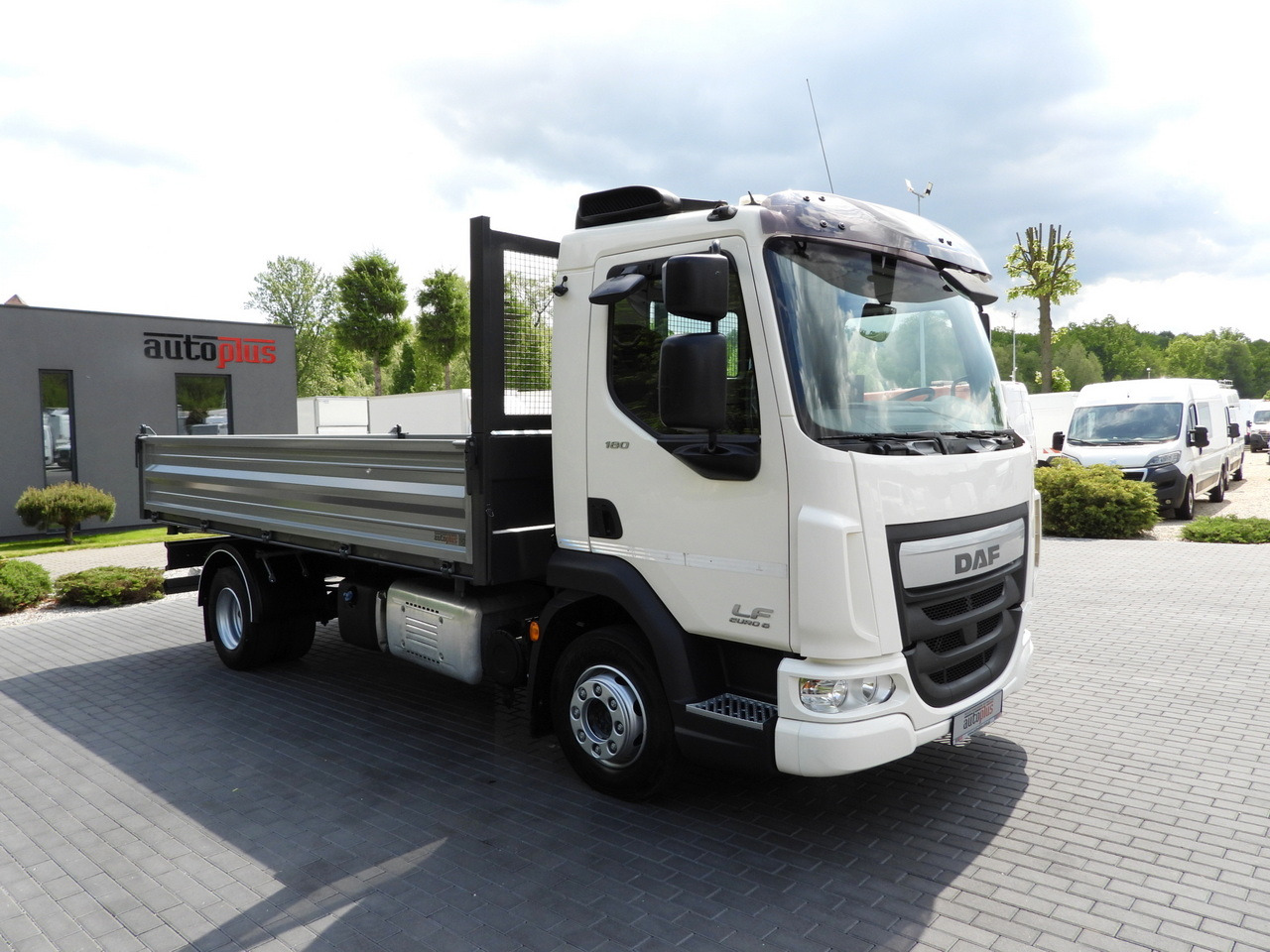 DAF LF 180 THREE-WAY TIPPER CRUISE CONTROL LED LIGHTS AUTOMATIC TRANSMISSION TWIN WHEELS AIR CONDITIONING 180HP - Όχημα με ανατρεπομενη καροτσα: φωτογραφία 4 DAF LF 180 THREE-WAY TIPPER CRUISE CONTROL LED LIGHTS AUTOMATIC TRANSMISSION TWIN WHEELS AIR CONDITIONING 180HP - Όχημα με ανατρεπομενη καροτσα: φωτογραφία 4