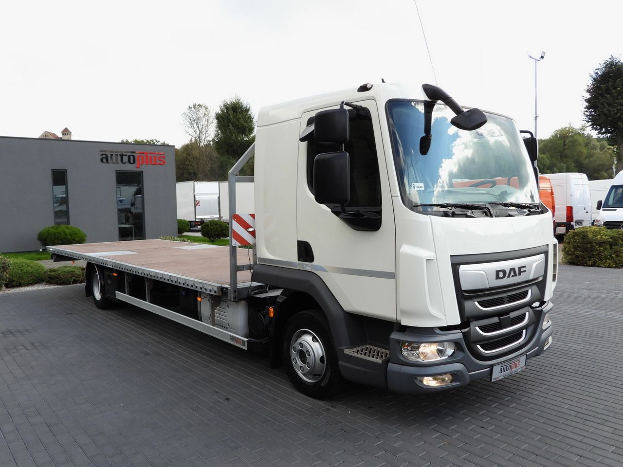 DAF LF 230 CONTAINER CARRIER PLATFORM + TRAILER WEBASTO CRUISE CONTROL LED LIGHTS PNEUMATICS AUTOMATIC TRANSMISSION TWIN WHEELS AIR CONDITIONING 230HP - Φορτηγό με ανοιχτή καρότσα: φωτογραφία 4 DAF LF 230 CONTAINER CARRIER PLATFORM + TRAILER WEBASTO CRUISE CONTROL LED LIGHTS PNEUMATICS AUTOMATIC TRANSMISSION TWIN WHEELS AIR CONDITIONING 230HP - Φορτηγό με ανοιχτή καρότσα: φωτογραφία 4