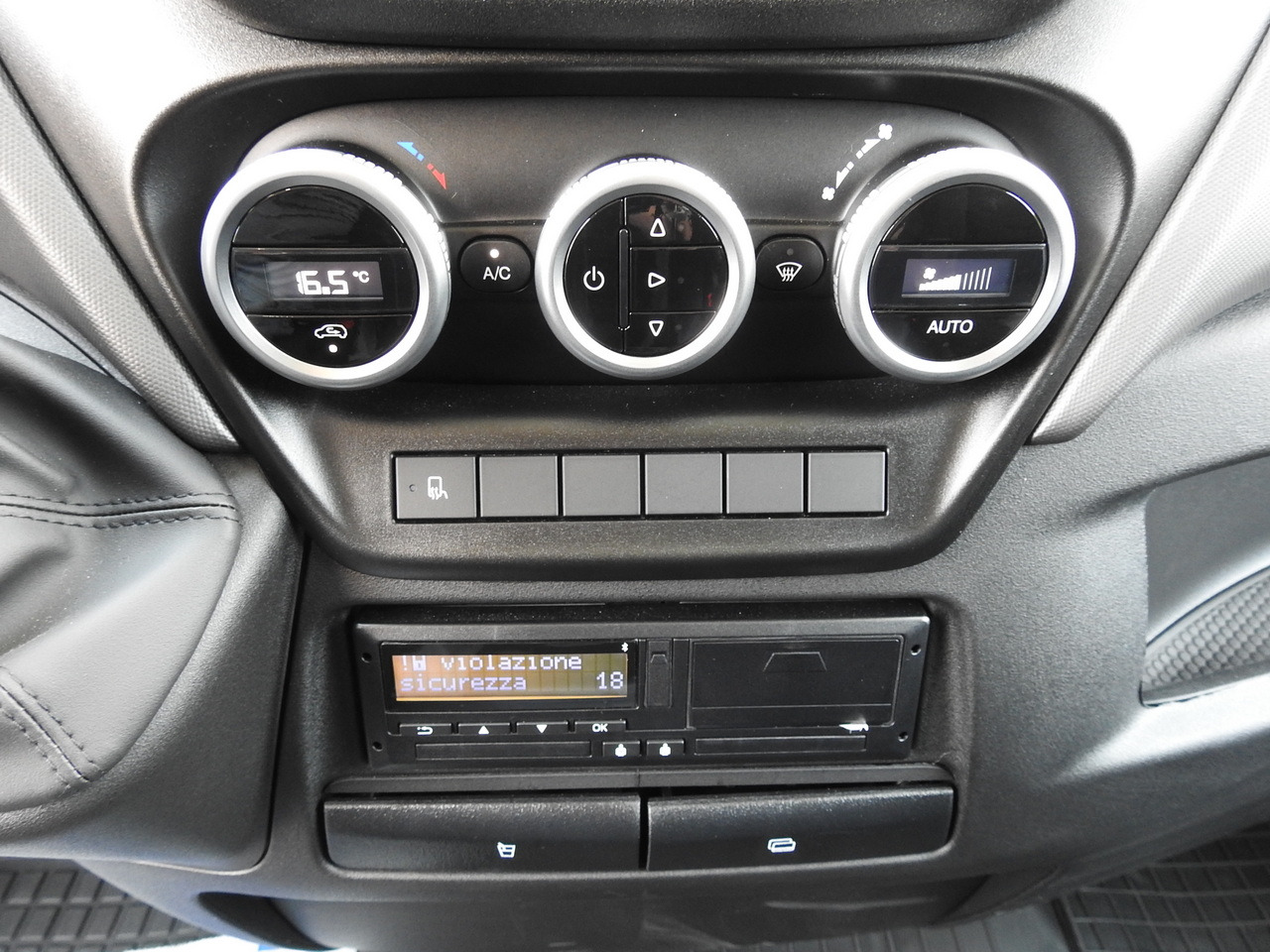 Μίσθωση IVECO DAILY 35S18 NEW TARPAULIN 8 PALLETS CRUISE CONTROL NAVIGATION LED LIGHTS AUTOMATIC TRANSMISSION HI-MATIC MANUFACTURERS WARRANTY  180HP IVECO DAILY 35S18 NEW TARPAULIN 8 PALLETS CRUISE CONTROL NAVIGATION LED LIGHTS AUTOMATIC TRANSMISSION HI-MATIC MANUFACTURERS WARRANTY  180HP: φωτογραφία 45