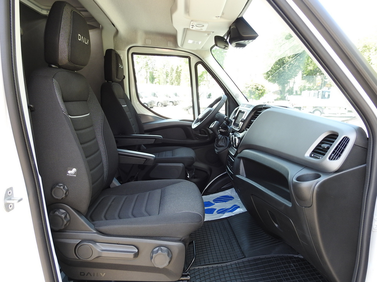 Μίσθωση IVECO DAILY 35S18 NEW TARPAULIN 8 PALLETS CRUISE CONTROL NAVIGATION LED LIGHTS AUTOMATIC TRANSMISSION HI-MATIC MANUFACTURERS WARRANTY  180HP IVECO DAILY 35S18 NEW TARPAULIN 8 PALLETS CRUISE CONTROL NAVIGATION LED LIGHTS AUTOMATIC TRANSMISSION HI-MATIC MANUFACTURERS WARRANTY  180HP: φωτογραφία 47