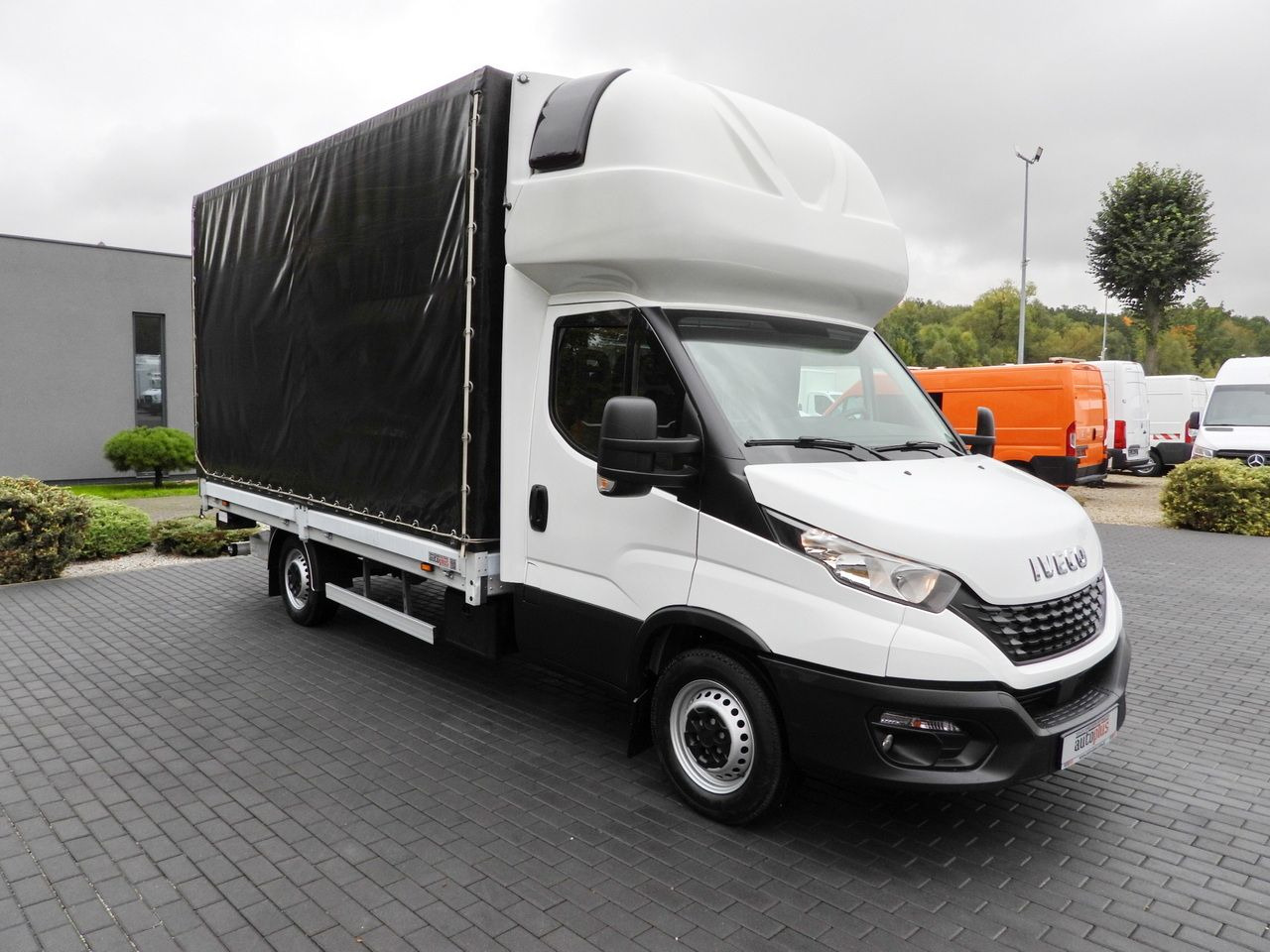 IVECO DAILY 35S18 TARPAULIN LIFT 8 PALLETS WEBASTO CRUISE CONTROL AIR CONDITIONING 180HP - Επαγγελματικό αυτοκίνητο με μουσαμά: φωτογραφία 4 IVECO DAILY 35S18 TARPAULIN LIFT 8 PALLETS WEBASTO CRUISE CONTROL AIR CONDITIONING 180HP - Επαγγελματικό αυτοκίνητο με μουσαμά: φωτογραφία 4